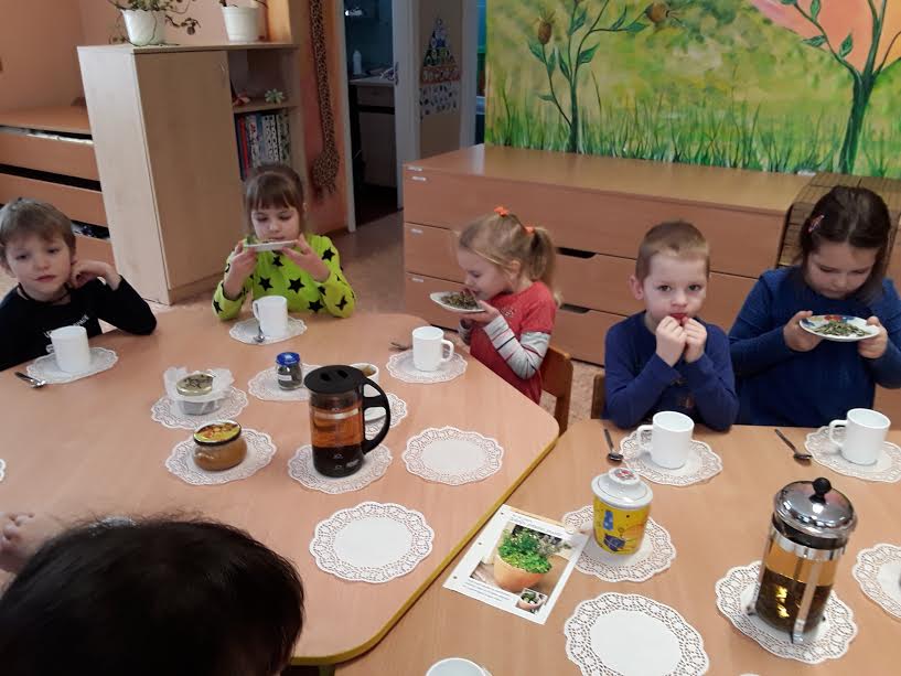 II-os grupės teminė savaitė “Sveikai maitinkis ir kitus vaišinki”