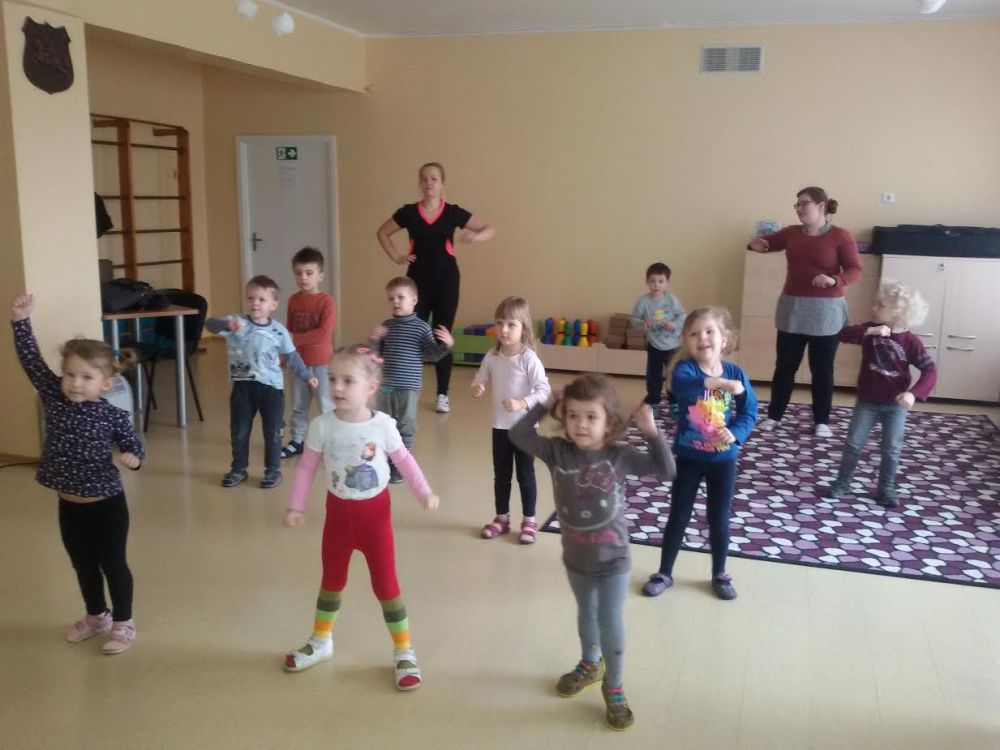 VI-os gr. mankšta “Sportuojam ir šypsenas visiems dovanojam” su auklėtinio Jogailos mamyte