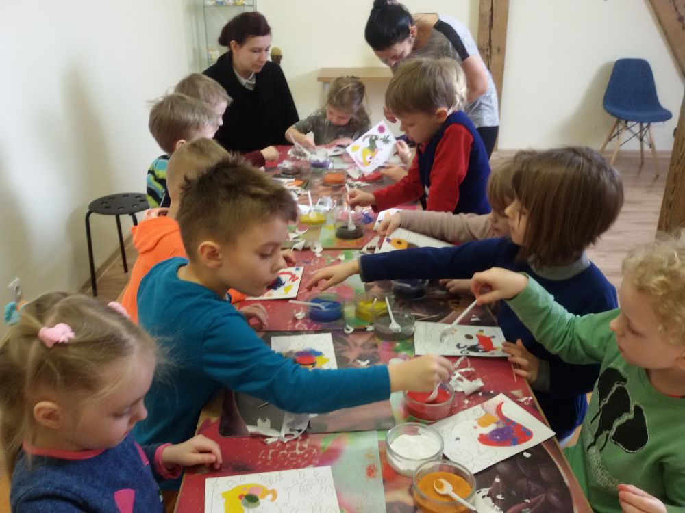 Edukacinė veikla “Piešimas spalvotu smėliu” Raudondvario dvaro menų inkubatoriuje
