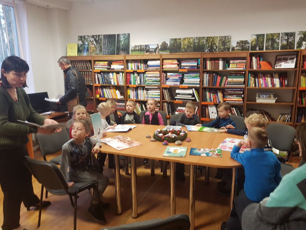 VI grupės rytmetys bibliotekoje ,,Atvažiuoja Kalėda”