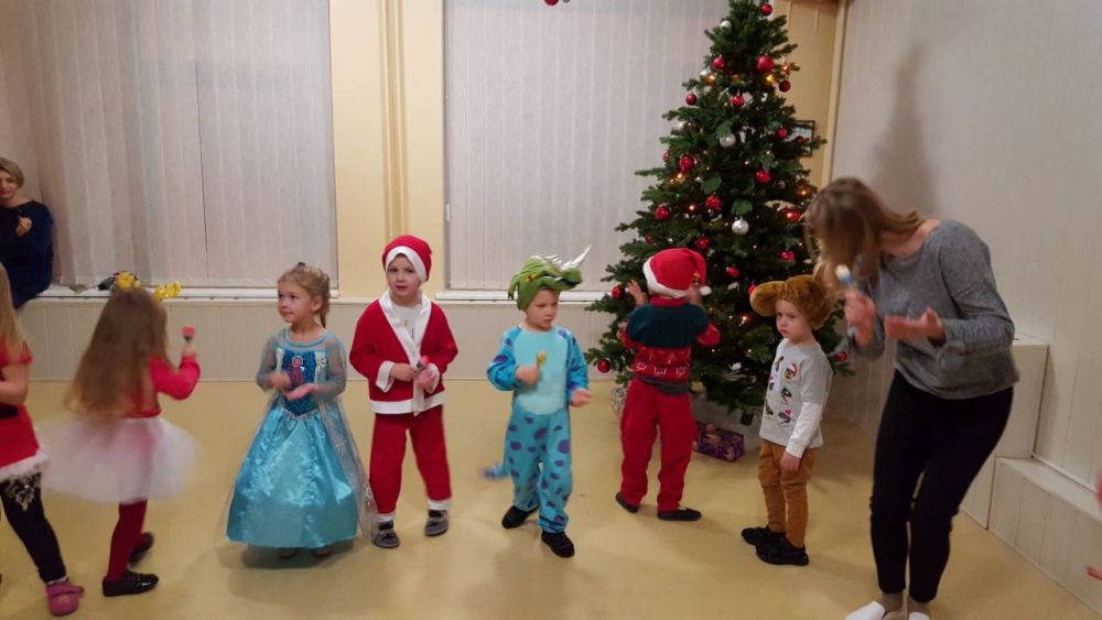 IV grupės kalėdinė šventė su tėveliais ,,Puošiame kalėdų eglutę”
